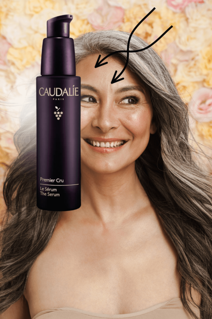 Mulher na imagem sorrir com produto serum facil 